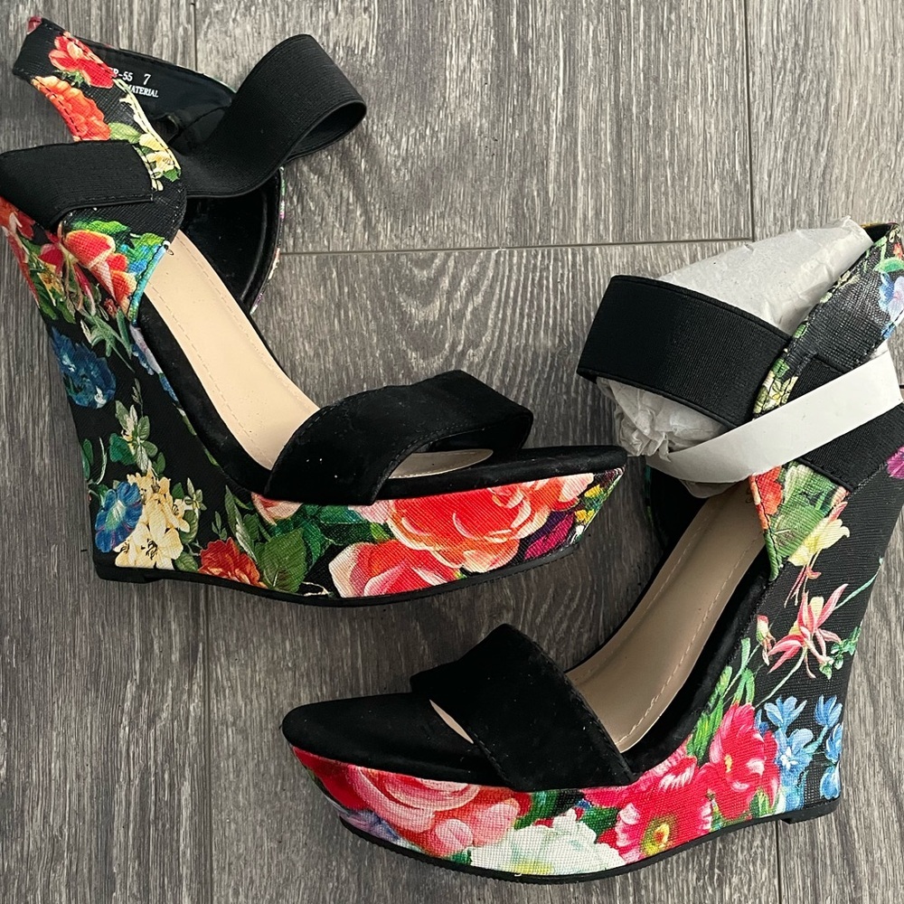 NWT Floral Black Wedge Sandals with flaw - Picture 7 of 7